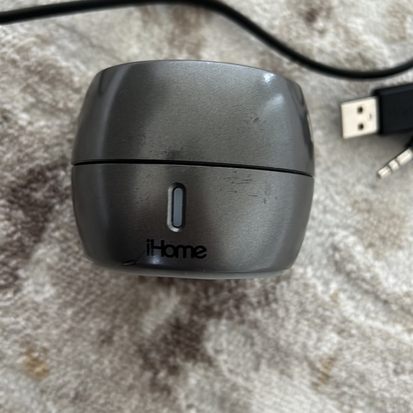 IHome Round Portable Speaker - Picture 3 of 6